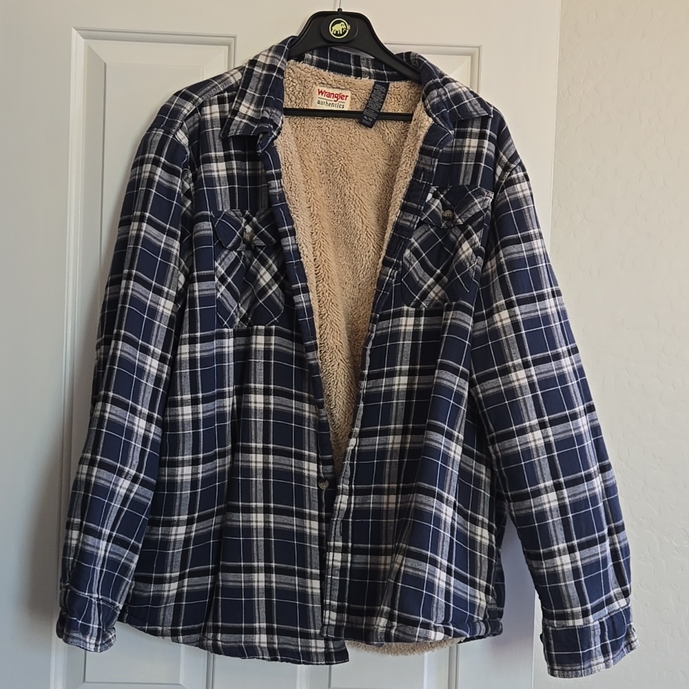 Thick wrangler shirt size XL